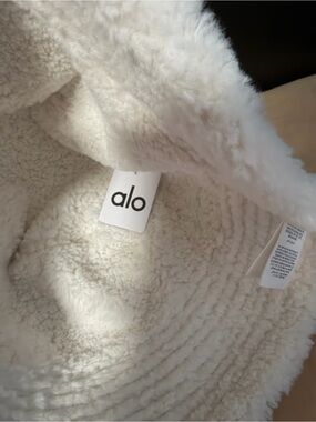 Alo yoga reversible bucket hat